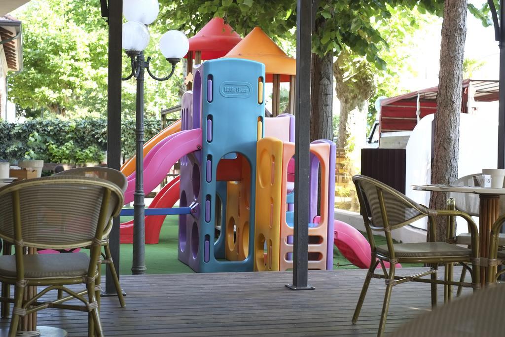 Hotel Fra I Pini Римини Екстериор снимка