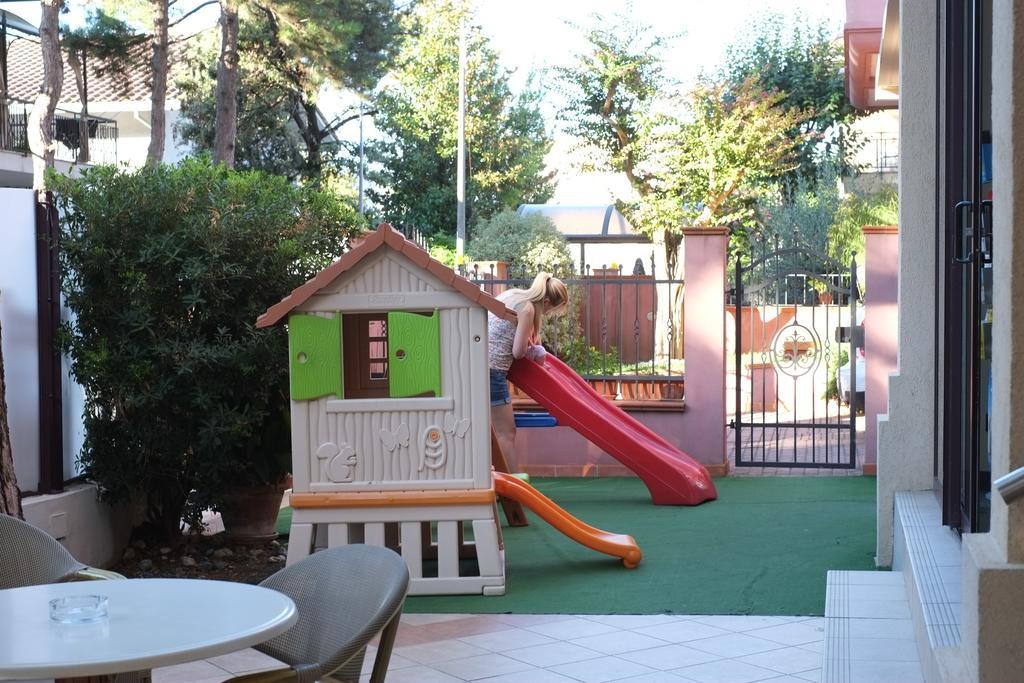 Hotel Fra I Pini Римини Екстериор снимка