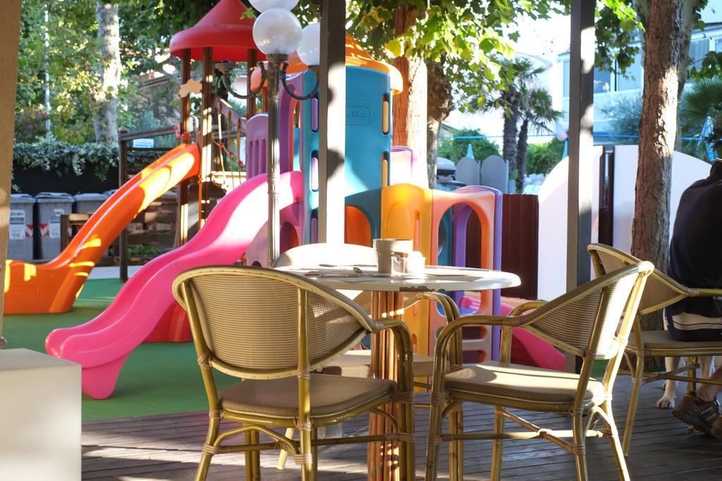 Hotel Fra I Pini Римини Екстериор снимка