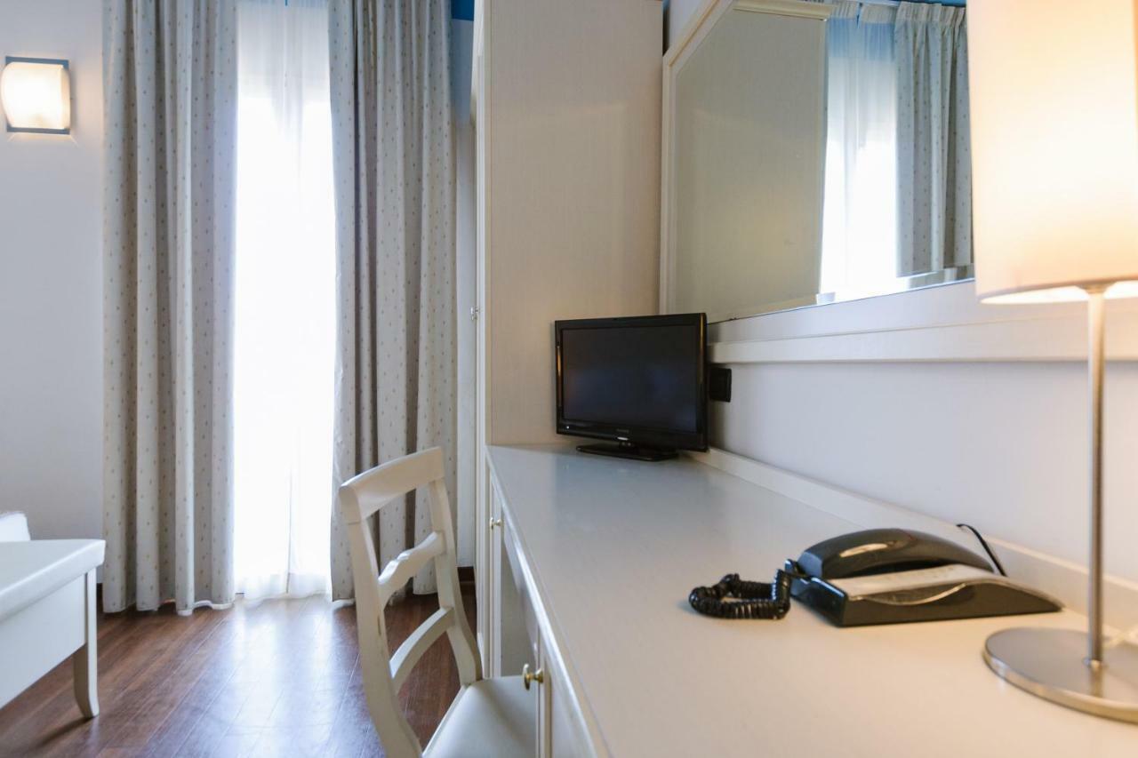 Hotel Fra I Pini Римини Екстериор снимка